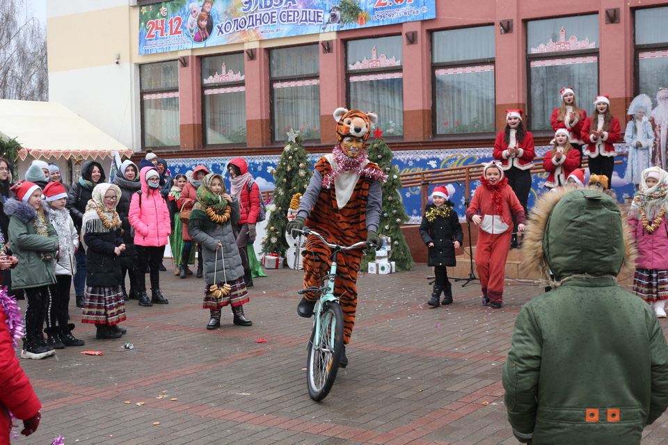 Новогодняя ярмарка «Зімовыя ўзоры» проходит в Могилеве
