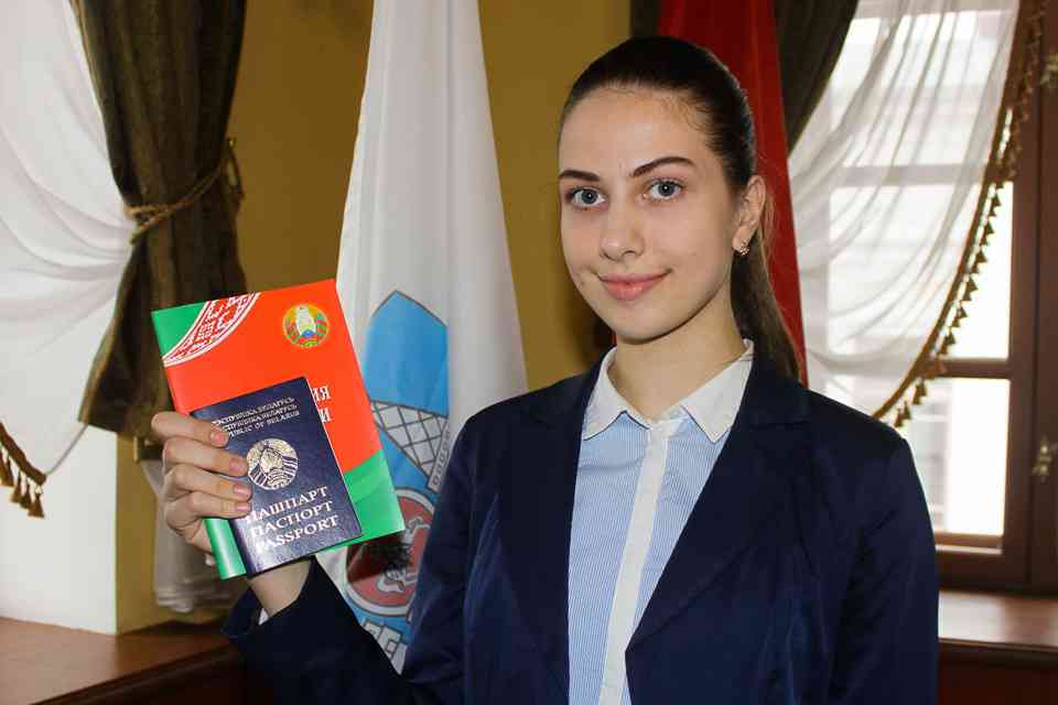 Успешным и активным молодым людям вручили паспорта в День Конституции
