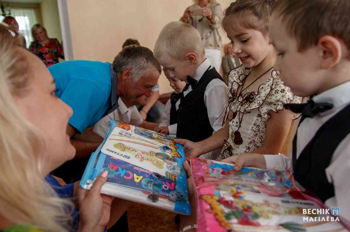 «К новому учебному году готовы!». Воспитанники социально-педагогического центра Октябрьского района получили подарки в рамках акции «Соберем портфель вместе»