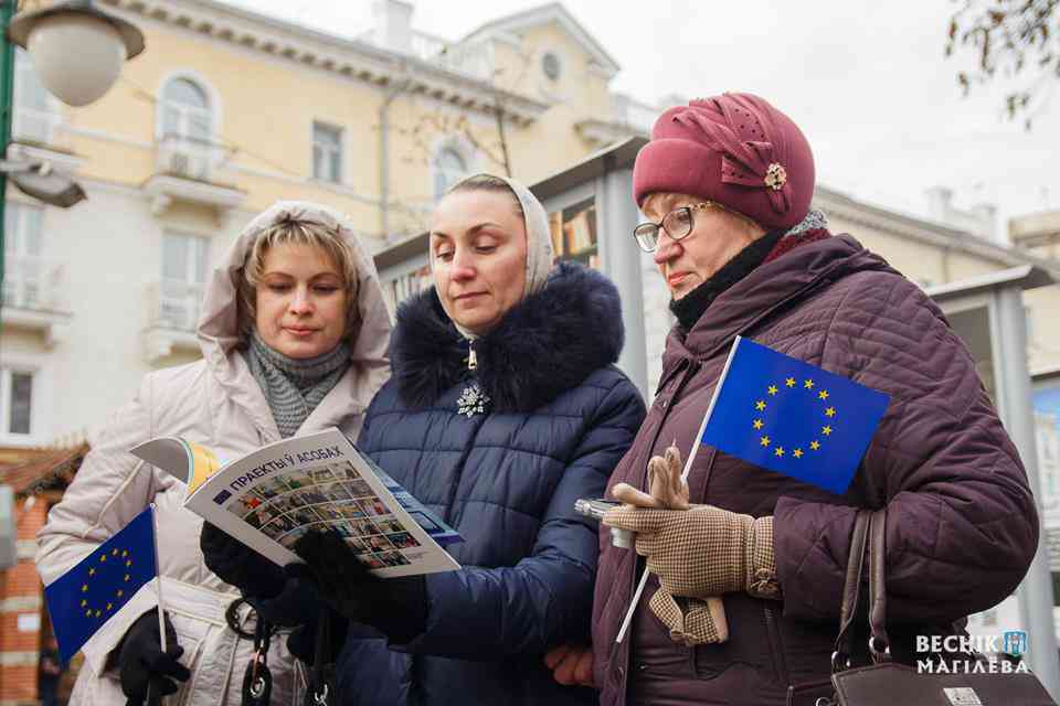 Фотовыставка «Проекты в лицах» открылась в Комсомольском сквере