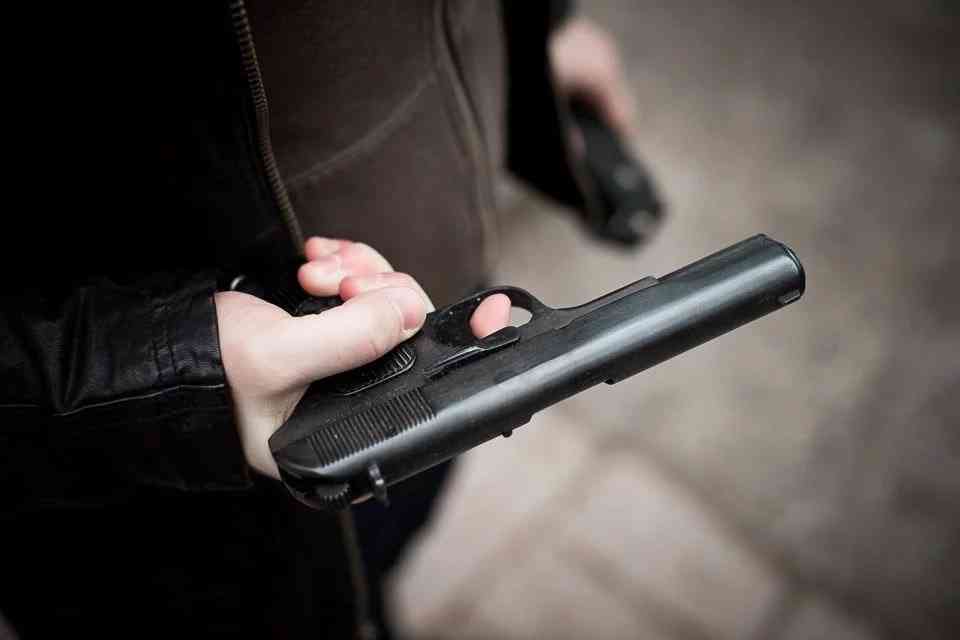 Пенсионер в Могилеве нашел пистолет, гулял по улице и “хвастался” им