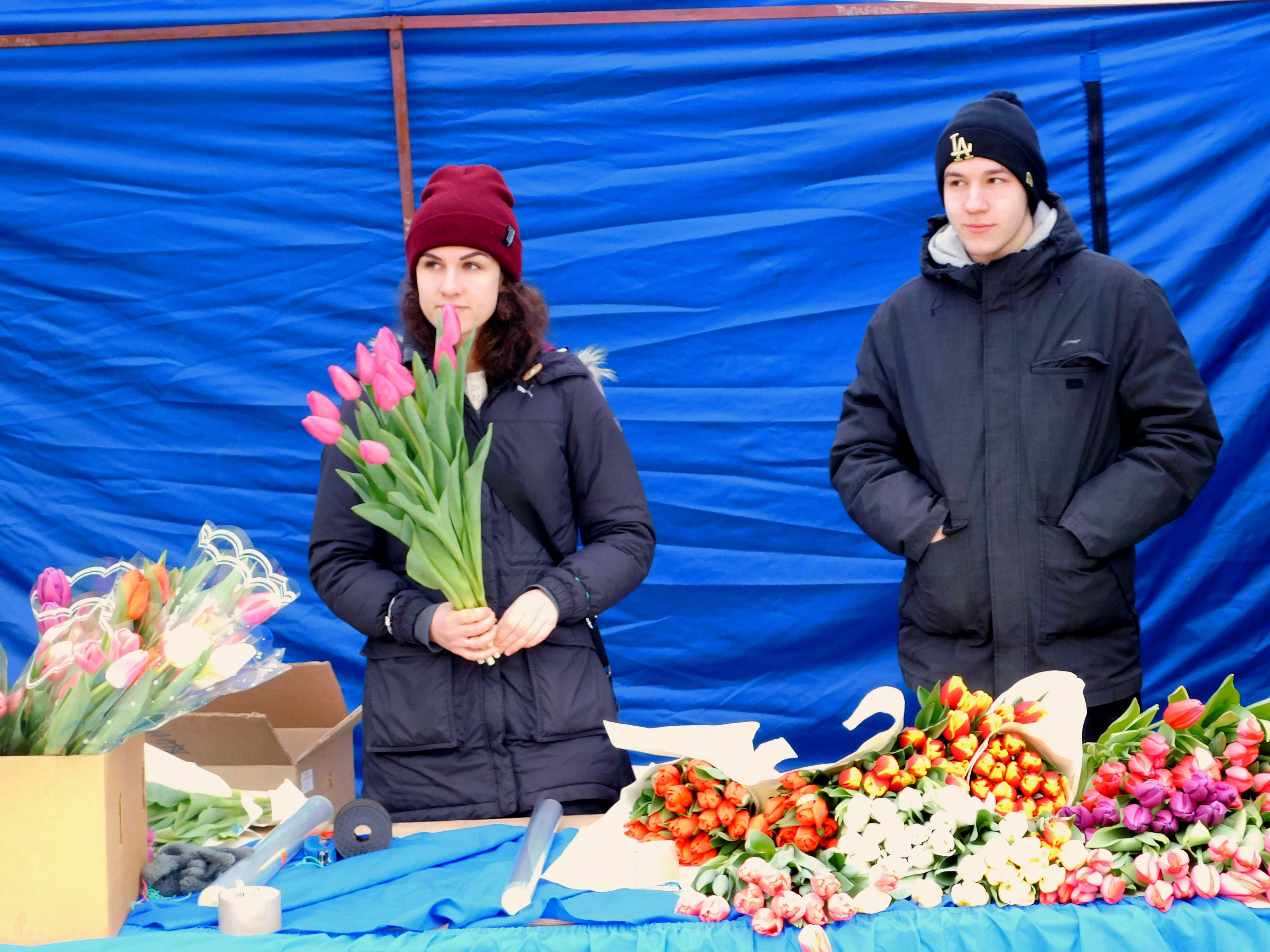 Цветочный рай и концерт в центре Могилева 8 марта