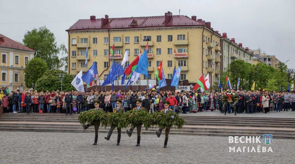 Митинг с возложением венков и цветов к вечному огню и праздничный концерт посвященный Дню Победы прошли в Могилеве. Фотофакт