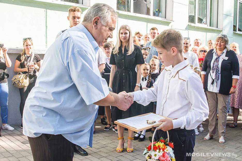 На линейке семиклассника из СШ №21 Могилева наградили за спасение человека
