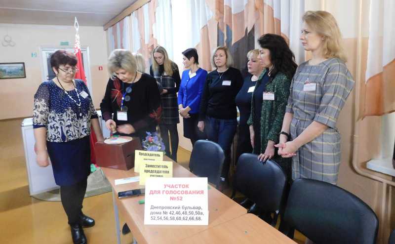 Как проходит голосование в Центральном избирательном округе № 85 в СШ №33 Могилева