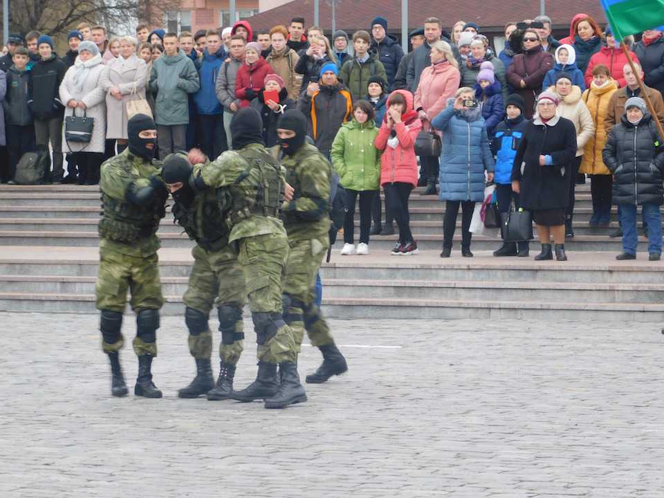 Торжественная отправка в Вооруженные силы призывников Могилевской области прошла на площади Славы