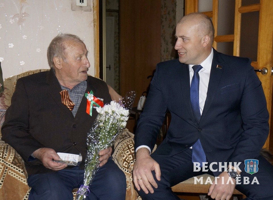 Ветерану Федору Никитину вручили юбилейную медаль к 75-летию Великой Победы