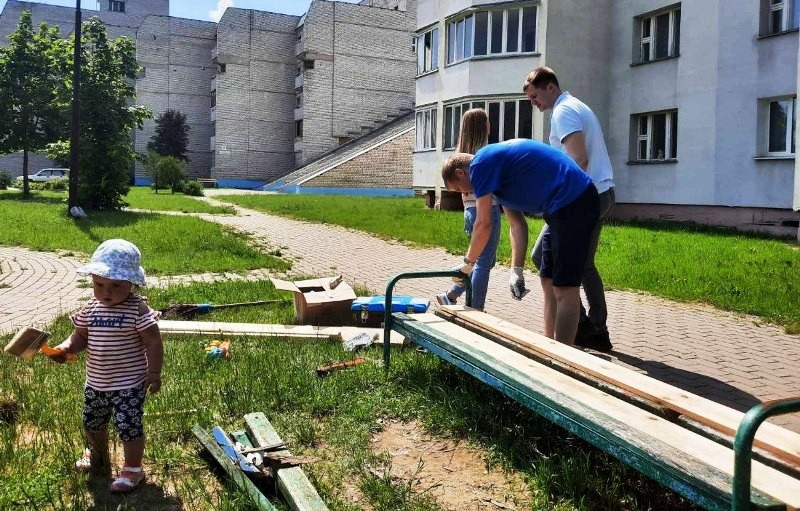 Молодые семьи благоустроли детские площадки в Могилеве