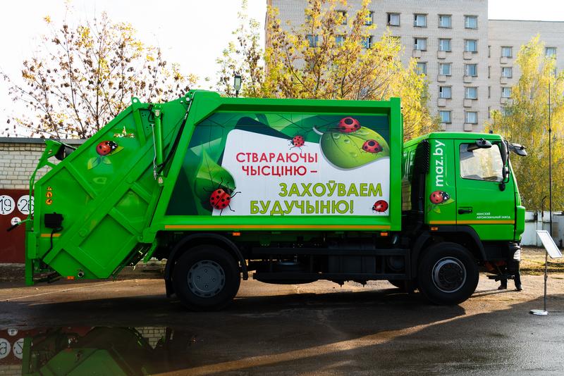 На автодроме ДОСААФ в Могилеве состоялась презентация первого в Беларуси мусоровоза с гигантской «рукой»