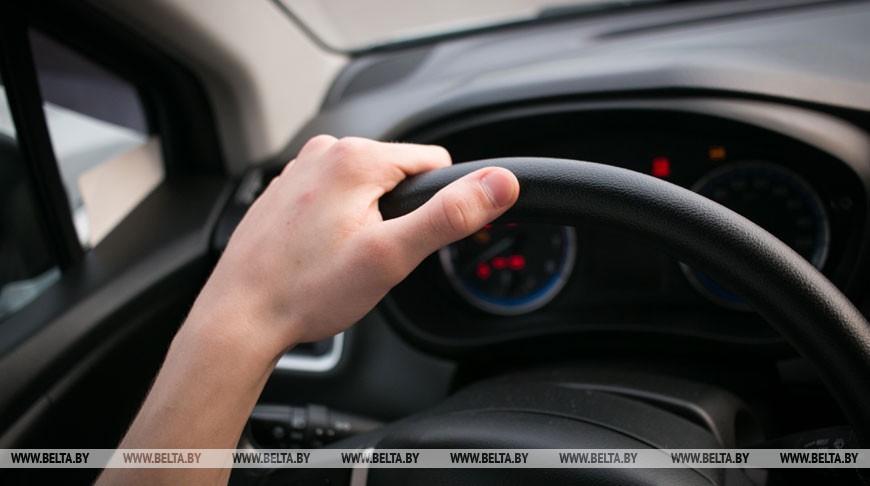 ГАИ рекомендует водителям в гололедицу выбирать безопасную скорость и держать дистанцию