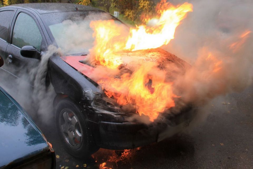 «Пламенный» порыв: могилевчанин поджег автомобиль бывшей пассии