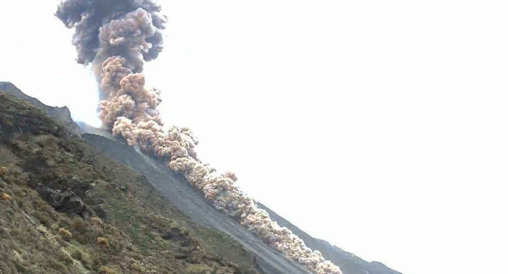 Вулкан Стромболи проснулся в Италии