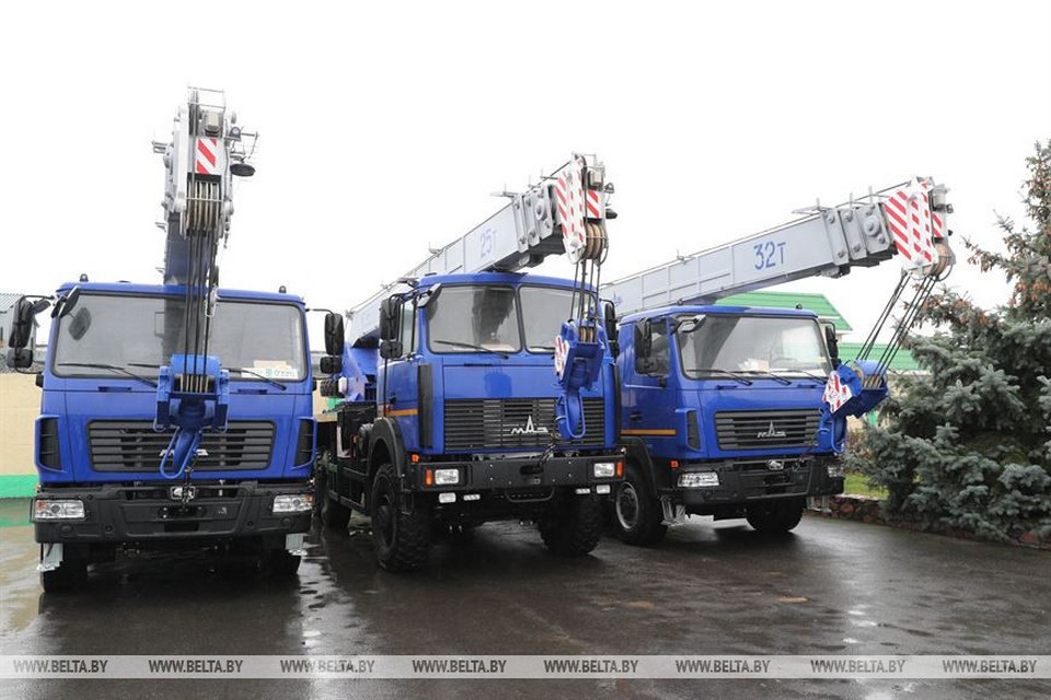 Автопарк «Белоруснефти» пополнили уникальные 32-тонные краны МАЗа, собранные на «Могилевтрансмаше»   