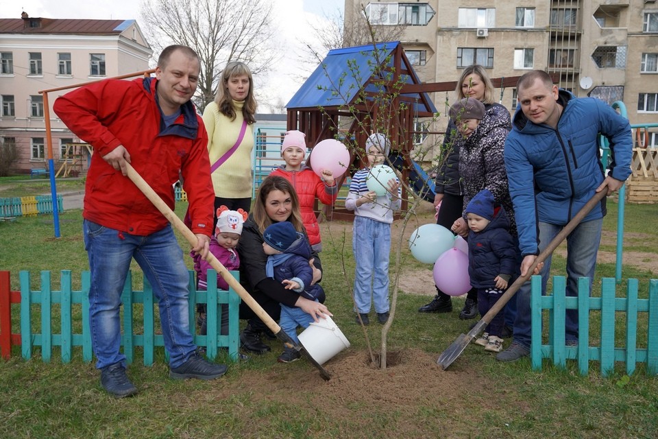 ФОТОФАКТ: Жители Витебского проспекта собственными силами обустроили детскую площадку