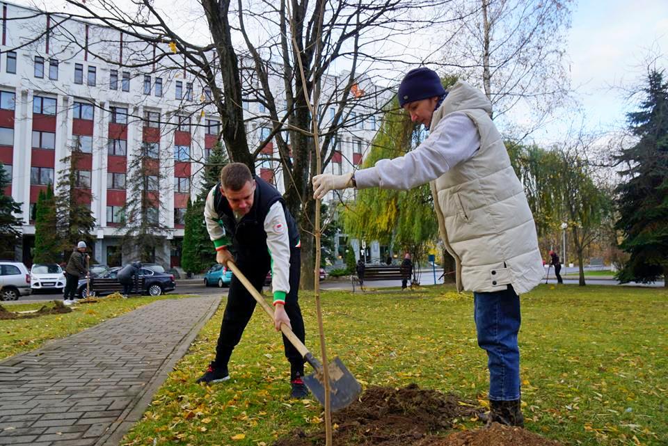 Администрация Ленинского района Могилева наполняла «зеленые легкие» города во время субботника   