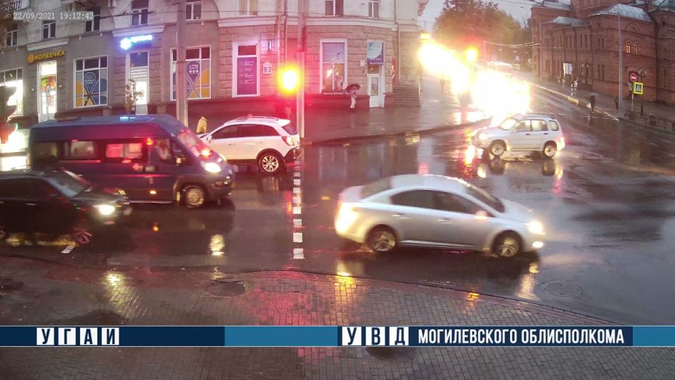 В Могилеве водитель Opel Antara сбил на переходе девушку (видео)