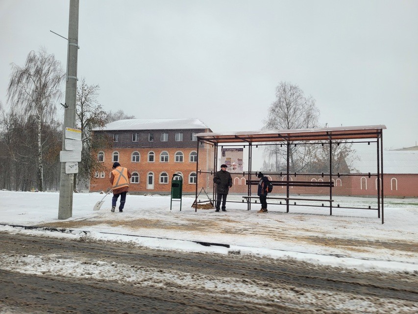 В сложных погодных условиях ГАИ призывает водителей и пешеходов быть предельно внимательными