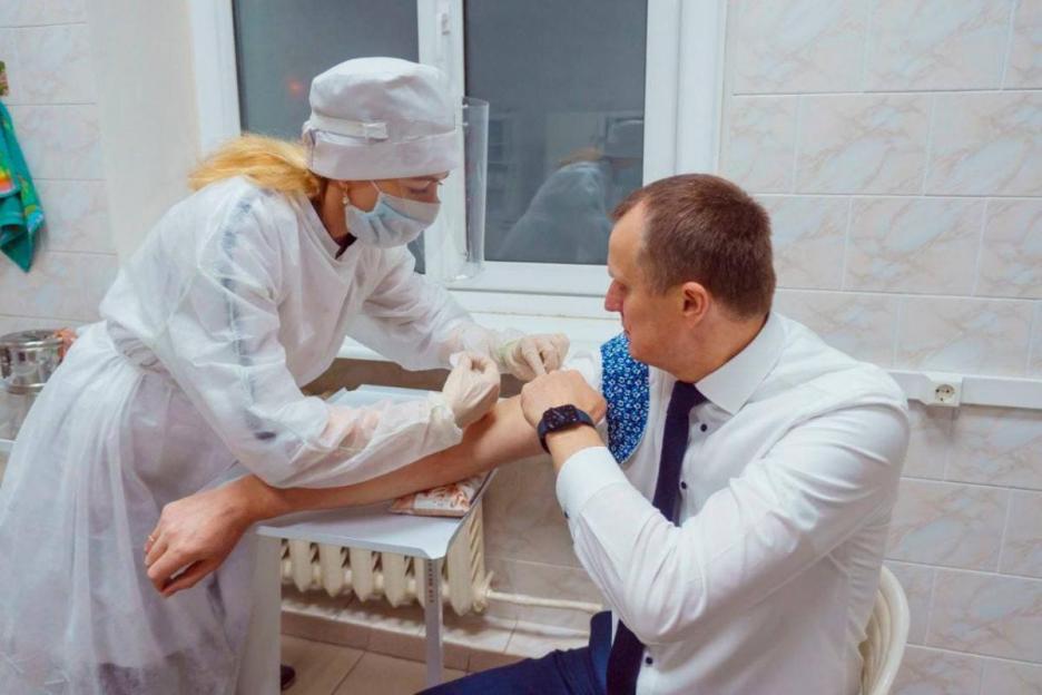 Анатолий Исаченко вакцинировался против COVID-19 и призвал всех последовать его примеру