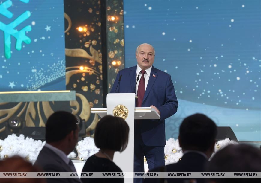 Александр Лукашенко вручил государственные награды