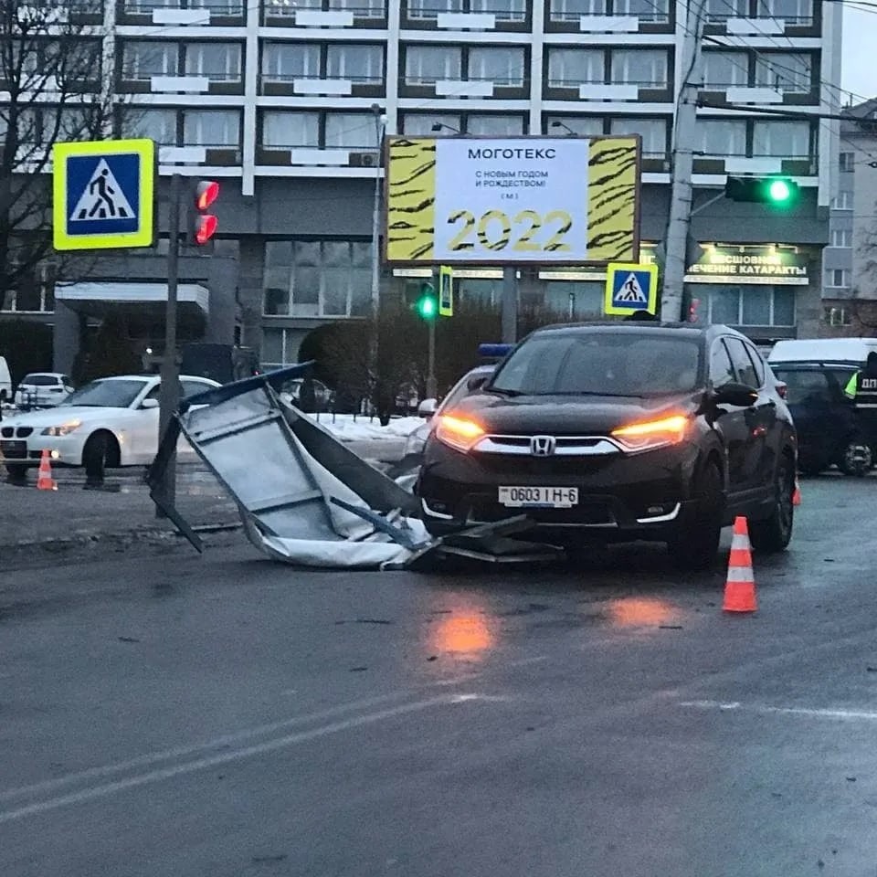 МЧС: в результате сильного ветра повреждены крыши в 120 населенных пунктах Могилевской области, травмированы два человека