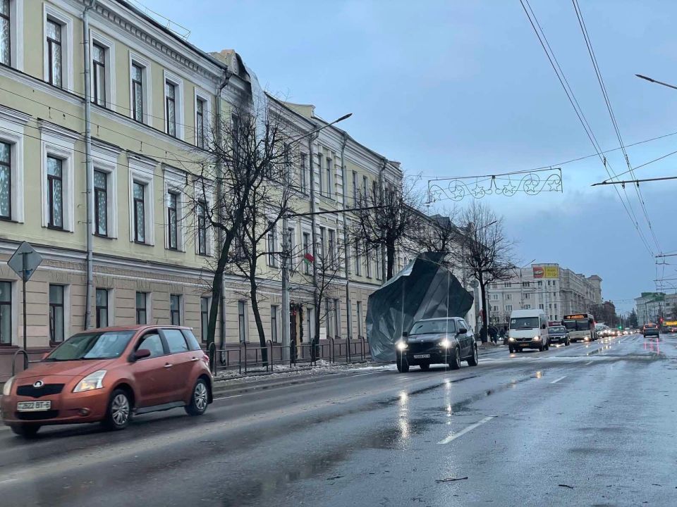 На Могилев и область обрушился ураганный ветер: последствия стихии ликвидируют