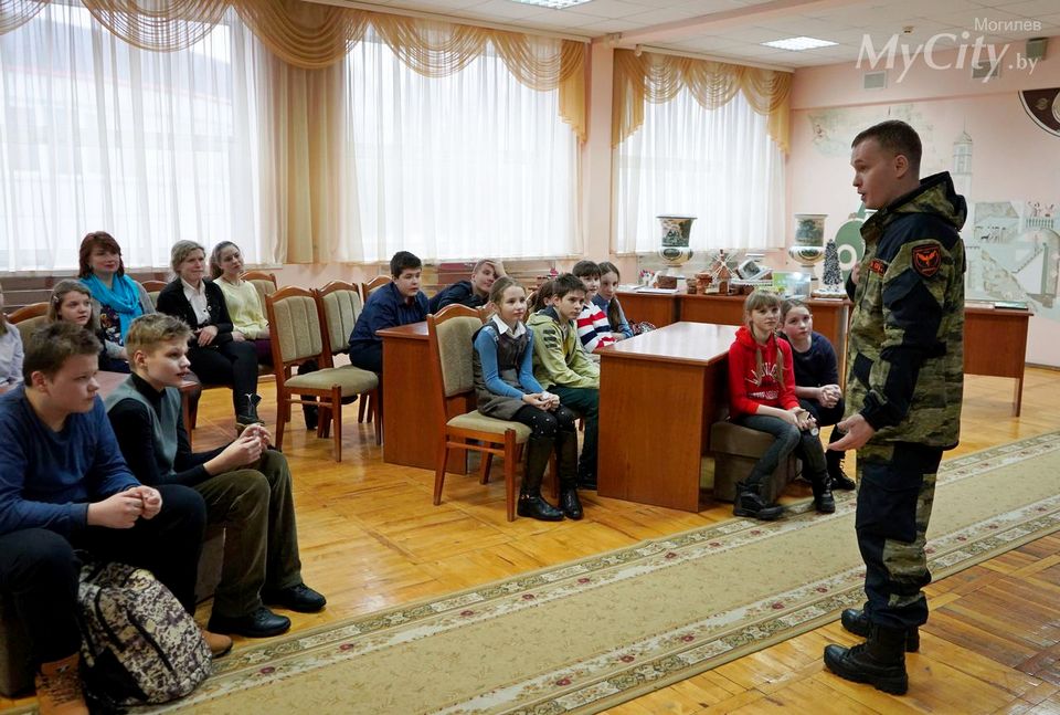 Лекцию по основам безопасности в лесной и городской среде провел ПСО «Феникс» для могилевских школьников