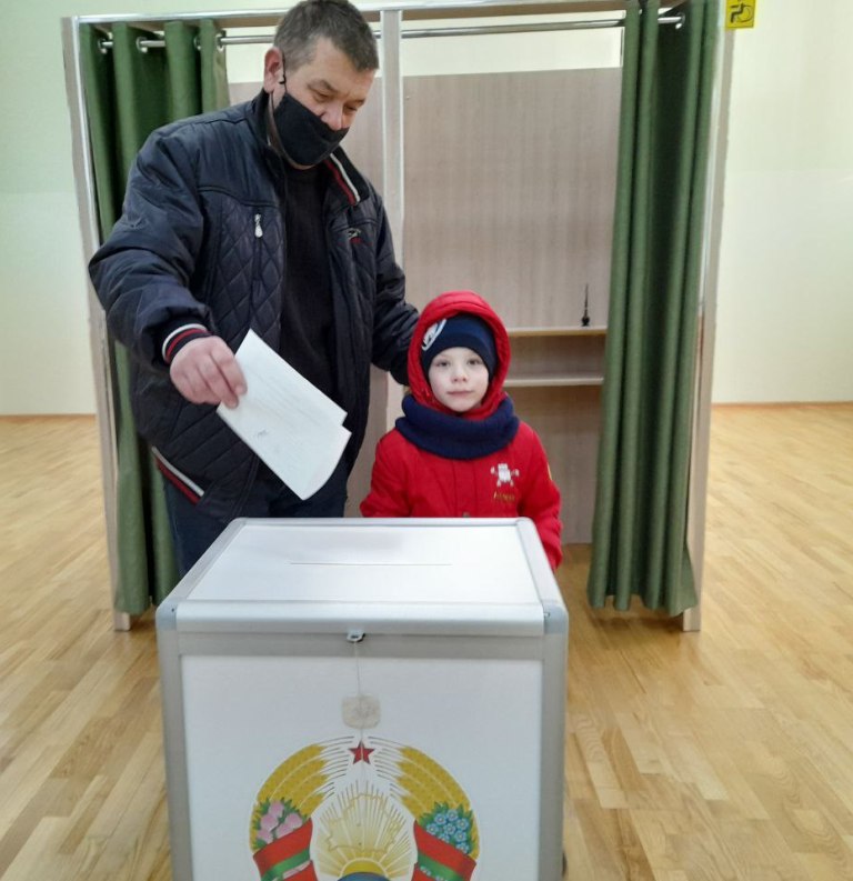 Константин Безруков, избиратель участка для голосования № 32: «Сегодня мы выбираем будущее нашей страны»