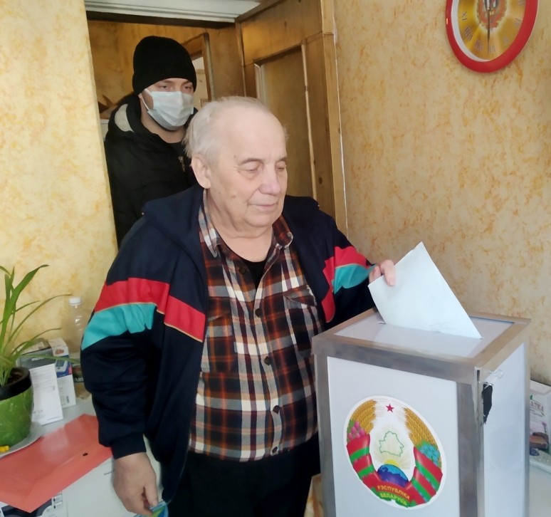В Могилеве продолжается голосование, в том числе и на дому