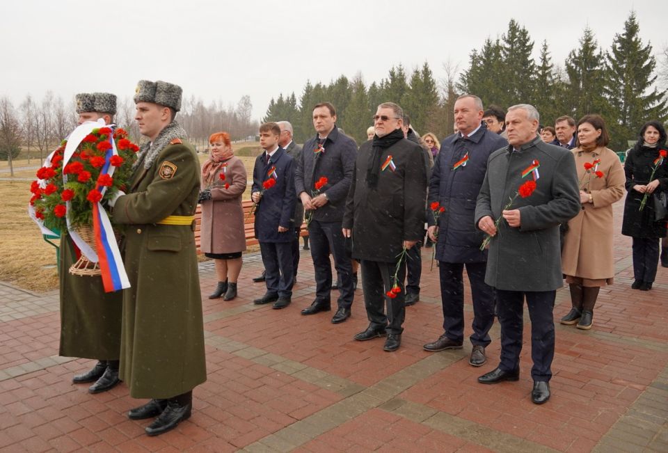 Церемония возложения, посвященная Дню единения Беларуси и России прошла на мемориальном комплексе «Буйничское поле»