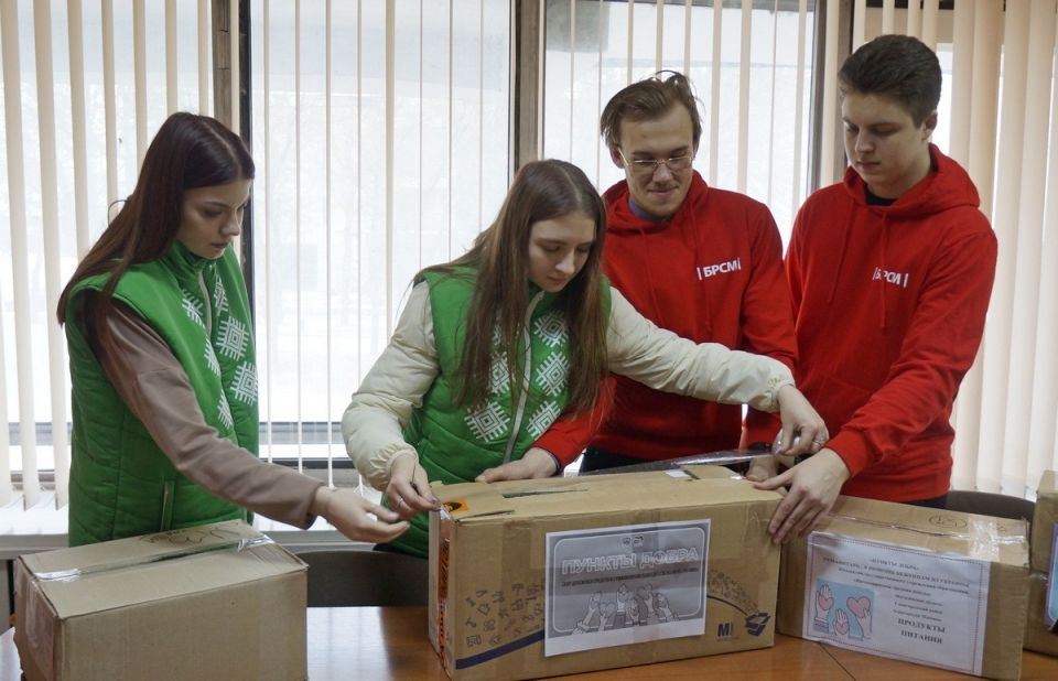 Волонтеры БРСМ передали Красному Кресту вещи первой необходимости для людей, прибывающих с Украины