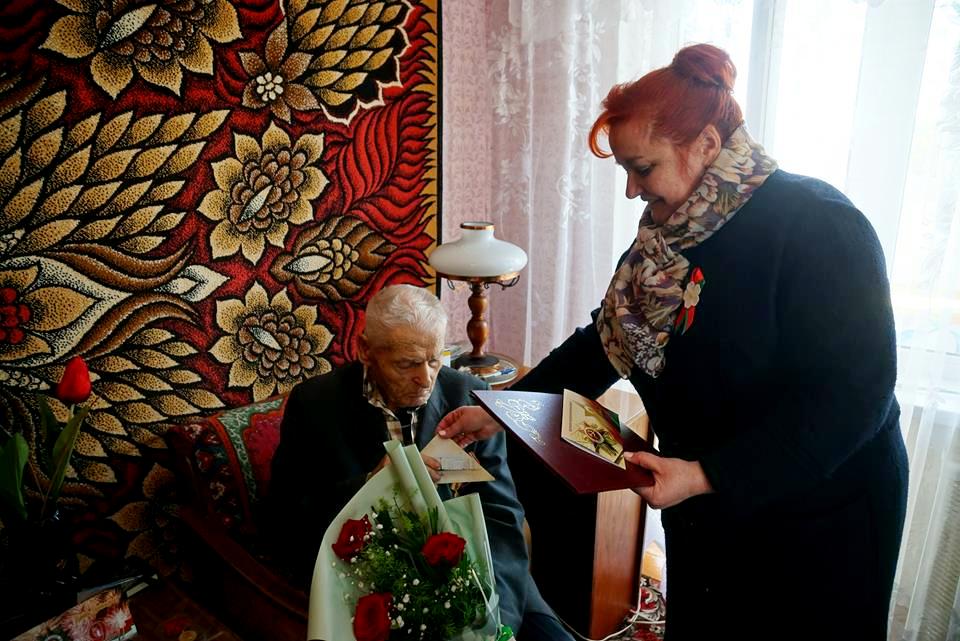 Председатель Могилевского облсовета депутатов Ирина Раинчик посетила ветерана   