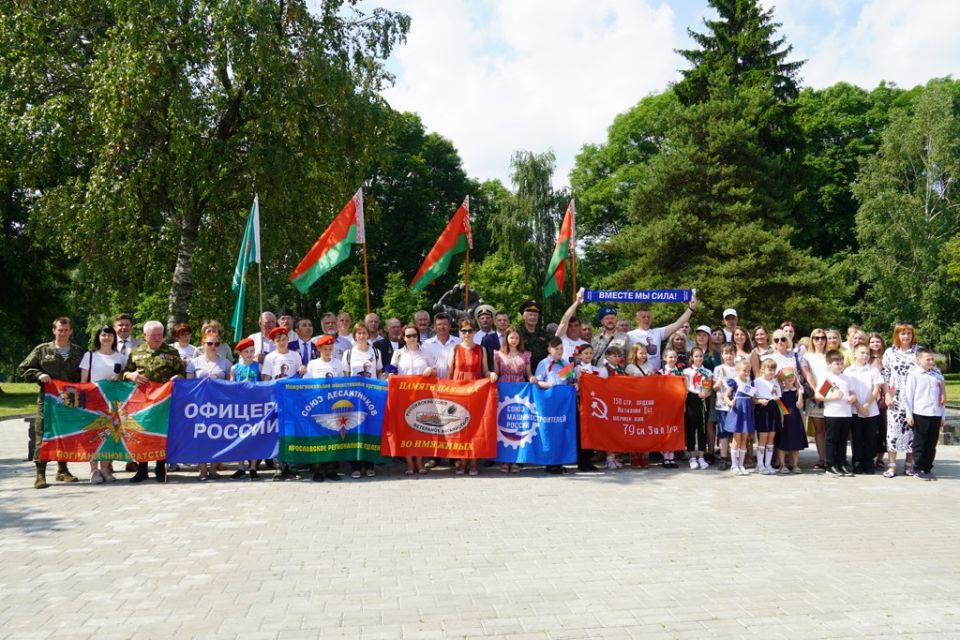 Делегация Ярославской области приняла участие в митинге возле братской могилы по ул. Лазаренко
