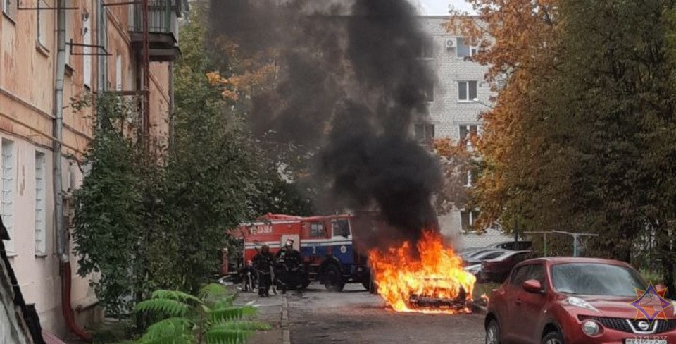 В Могилеве практически одновременно горели автомобиль и склад   