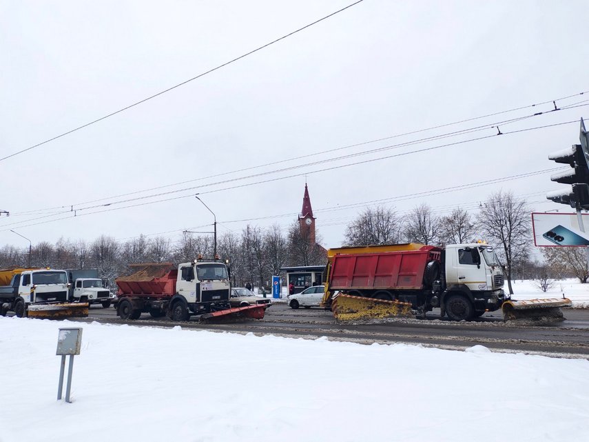 Последствия первого крупного снегопада в Могилеве устраняли более 100 единиц техники