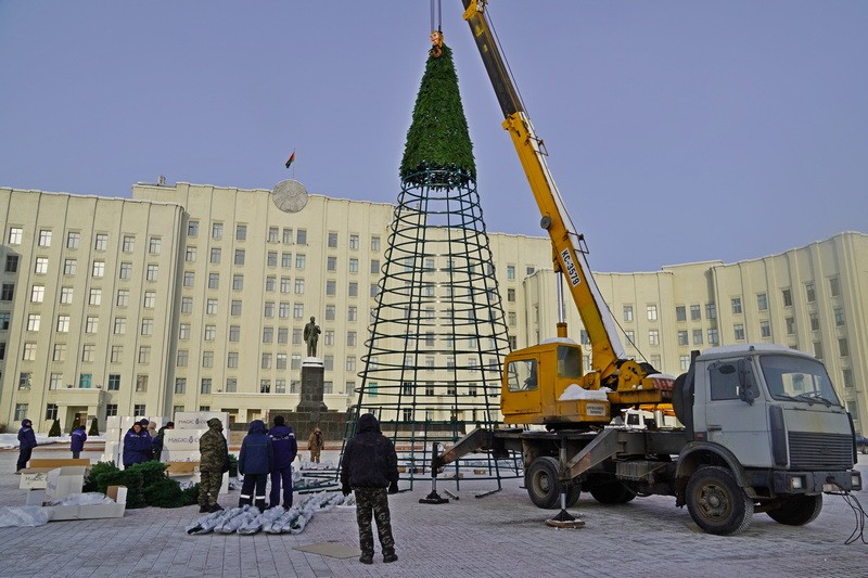Новую главную елку устанавливают в областном центре