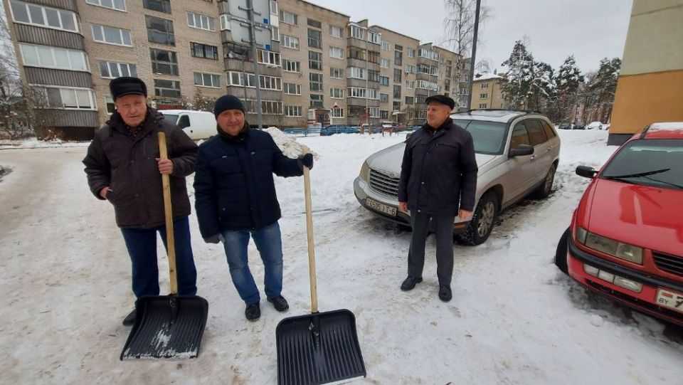 Жильцы улицы Автозаводской очистили от снега свою дворовую территорию