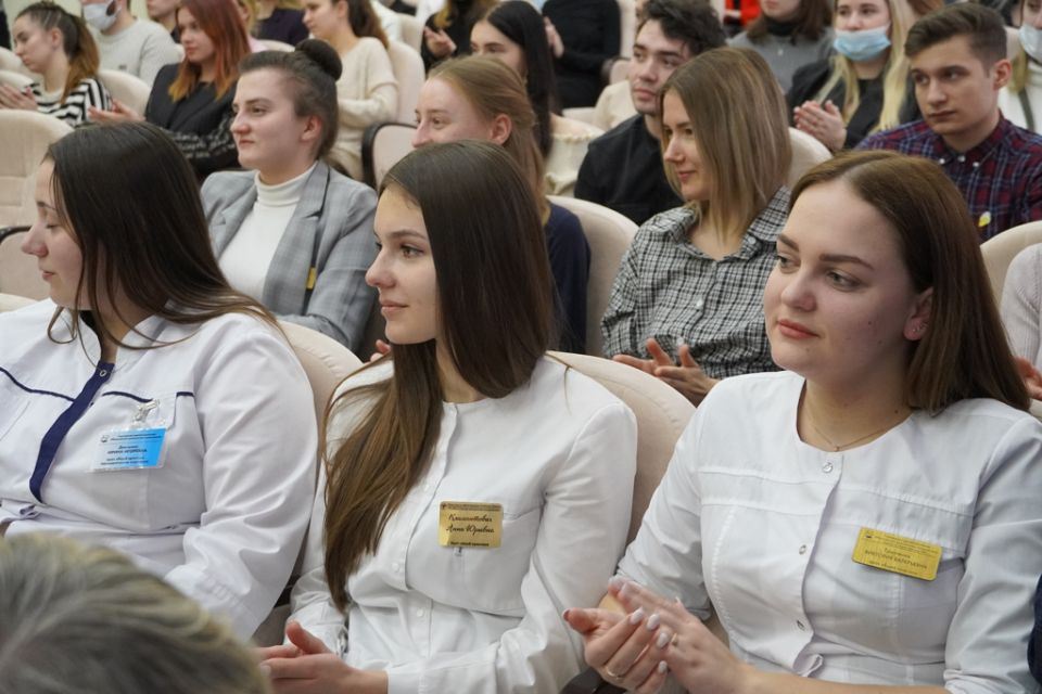 Председатель Могилевского горисполкома Александр Студнев встретился с молодыми медиками