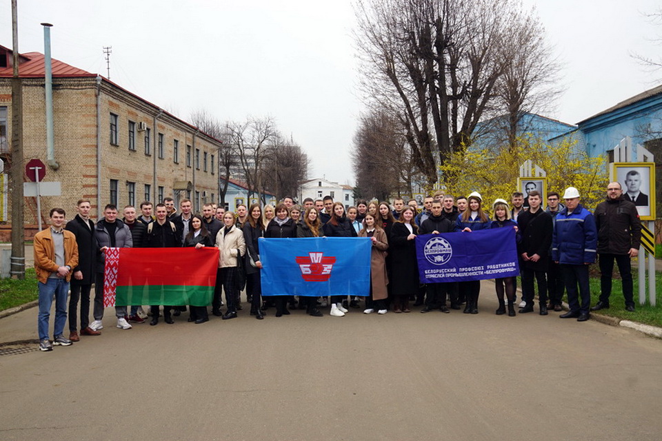 Делегация жлобинской молодежи посетила Могилевский металлургический завод