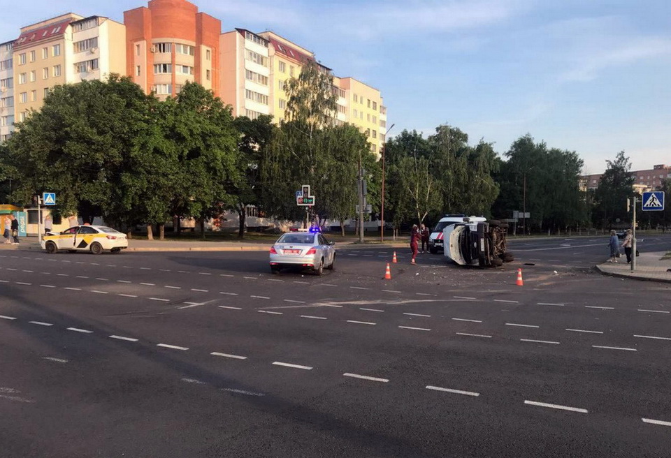 На перекрестке в Могилеве столкнулись автомобиль такси и микроавтобус   