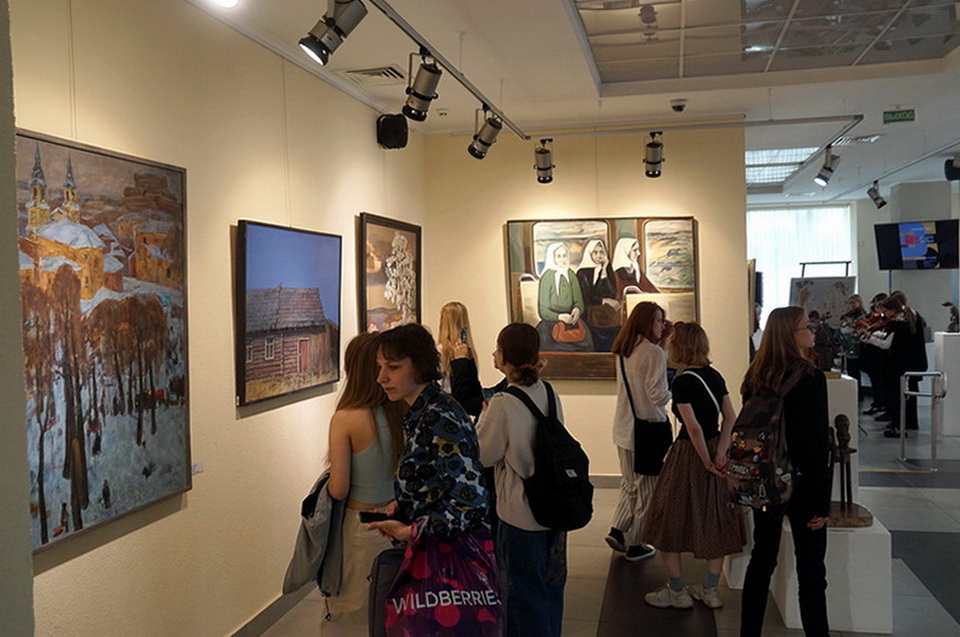 Выставка «Скрозь час» открылась в Могилеве