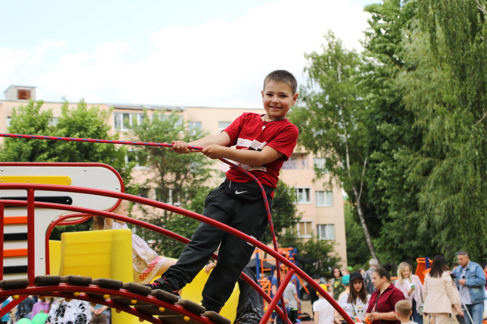 Новый детский игровой комплекс открыли во дворе по ул. Островского