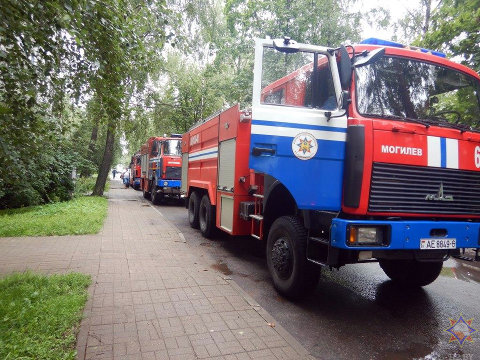 Работники МЧС спасли пенсионерку на пожаре в Могилеве