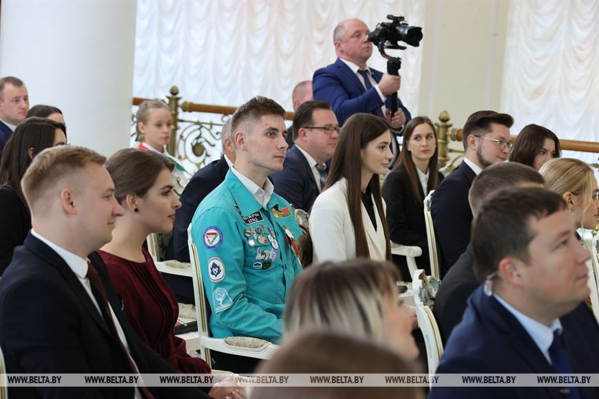 О Дворце Независимости, развитии страны, идеологии и воспоминаниях прошлых лет. Подробности встречи Лукашенко с молодежным активом