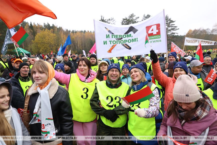 Новые состязания и больший масштаб. Второй чемпионат по колке дров среди СМИ прошел в Минском районе