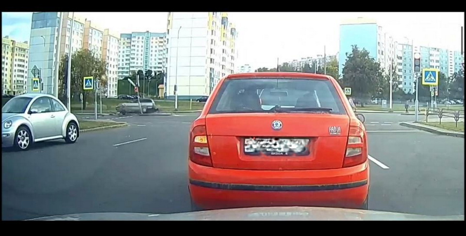 В Могилеве Opel снес светофор и дорожный знак   