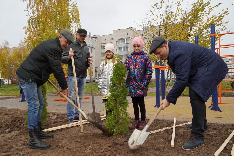 Деревья сажали и листья убирали – в Могилеве городской субботник