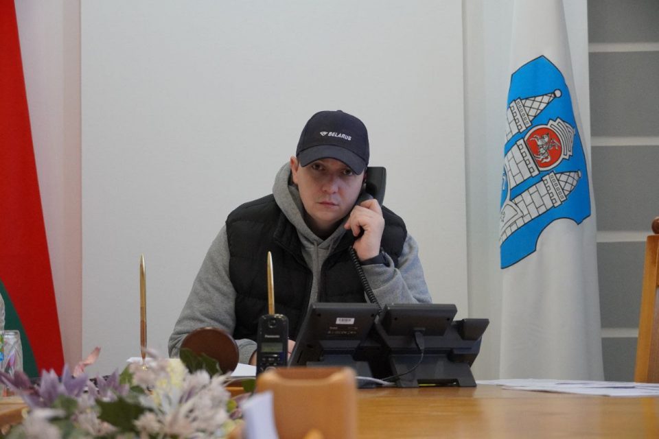 Субботнюю «прямую телефонную линию» провел управляющий делами горисполкома Алексей Брацков 