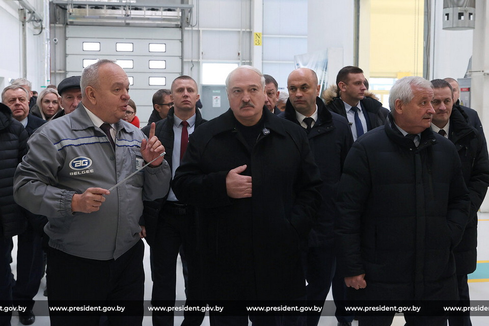 Лукашенко: мы созрели, чтобы делать по максимуму белорусский автомобиль
