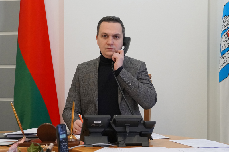 Субботнюю прямую телефонную линию провел управляющий делами Могилевского горисполкома Алексей Брацков