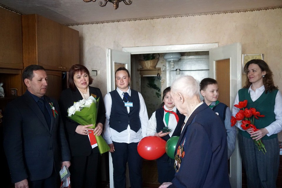 Материальную помощь ко Дню Победы вручили могилевчанину Федору Пускову